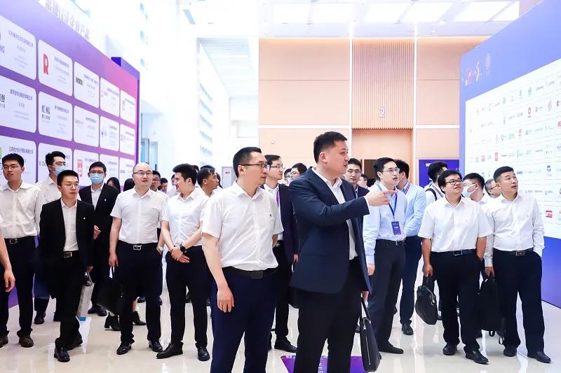 楊市長(zhǎng)、方書(shū)記親臨亨通展位 | 2021首屆蘇州超級(jí)產(chǎn)地節(jié)(圖5) 楊市長(zhǎng)、方書(shū)記親臨亨通展位 | 2021首屆蘇州超級(jí)產(chǎn)地節(jié)(圖5)